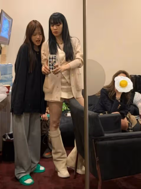 鍾麗緹14歲女兒曬近照,染髮化濃妝打扮成熟,臉和脖子兩個色