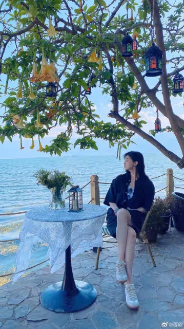 40歲蔣欣曬出遊照,身材苗條瘦成「紙片人」,巴掌臉筷子腿超搶鏡