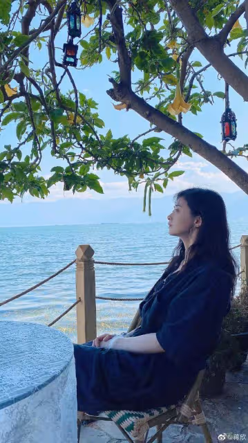 40歲蔣欣曬出遊照,身材苗條瘦成「紙片人」,巴掌臉筷子腿超搶鏡
