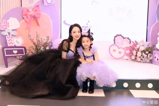 董璇高雲翔為女兒慶生,切蛋糕拍全家福,重現一家三口幸福時光