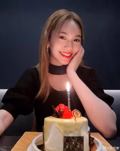 楊丞琳提前慶祝39歲生日,與老公李榮浩貼臉秀恩愛,夫妻相超足