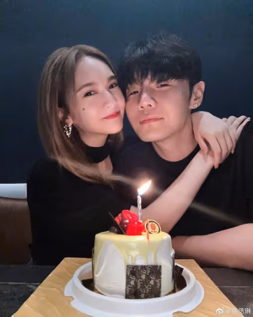 楊丞琳提前慶祝39歲生日,與老公李榮浩貼臉秀恩愛,夫妻相超足