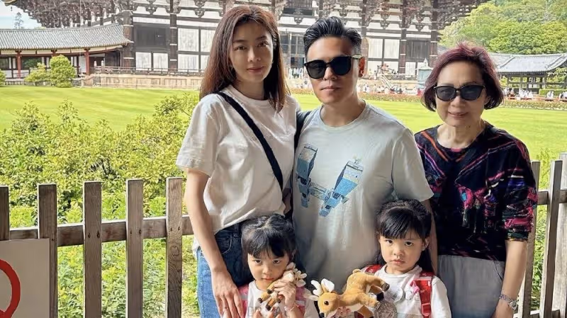 熊黛林富豪老公曬全家福，帶雙胞胎女兒到內地旅行，婆媳罕見同框