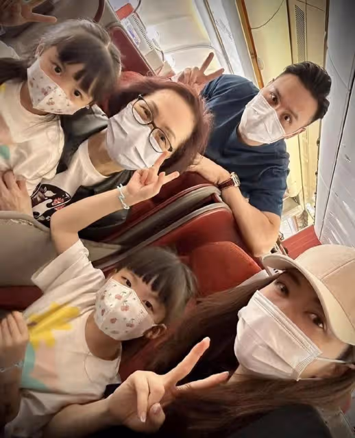 熊黛林富豪老公曬全家福，帶雙胞胎女兒到內地旅行，婆媳罕見同框