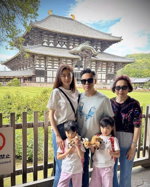 熊黛林富豪老公曬全家福，帶雙胞胎女兒到內地旅行，婆媳罕見同框