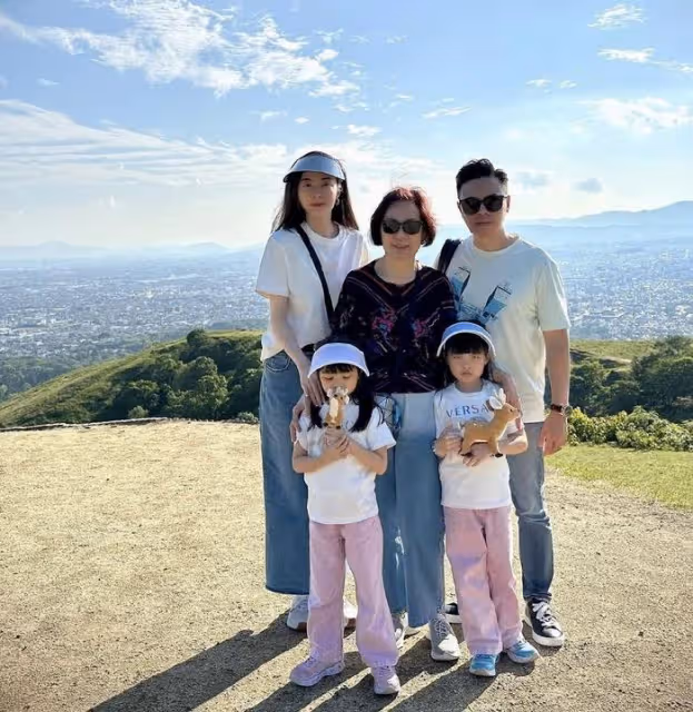 熊黛林富豪老公曬全家福，帶雙胞胎女兒到內地旅行，婆媳罕見同框