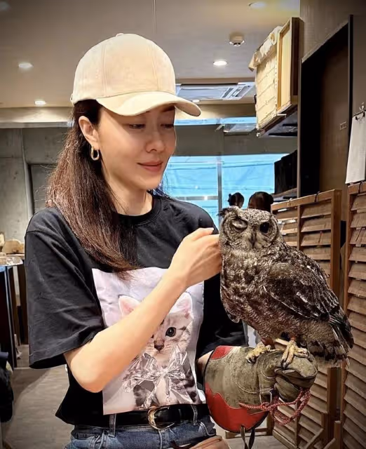熊黛林富豪老公曬全家福，帶雙胞胎女兒到內地旅行，婆媳罕見同框