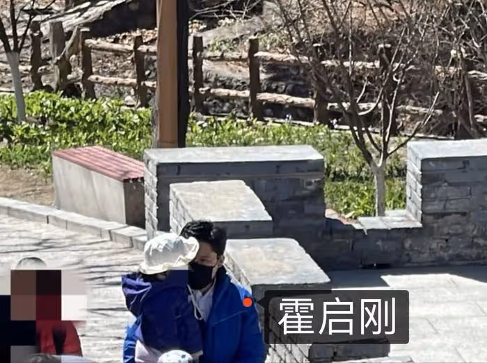 熊黛林富豪老公曬全家福,帶雙胞胎女兒到內地旅行,婆媳罕見同框