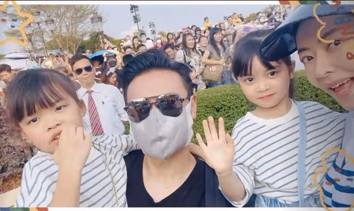 熊黛林富豪老公曬全家福,帶雙胞胎女兒到內地旅行,婆媳罕見同框