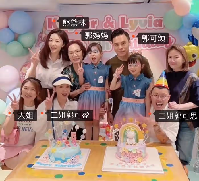 熊黛林富豪老公曬全家福,帶雙胞胎女兒到內地旅行,婆媳罕見同框