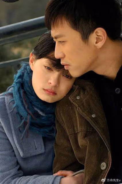 孫儷曬全家福慶祝結婚12周年，自曝帶娃是為修復童年，曾抗拒婚姻