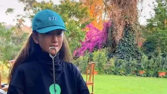 楊麗萍打破「不吃肉」禁忌，長指甲用筷子輕鬆自如，近照暴瘦引擔憂