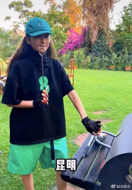 楊麗萍打破「不吃肉」禁忌,長指甲用筷子輕鬆自如,近照暴瘦引擔憂