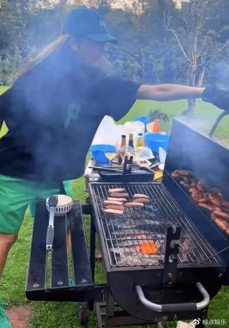 楊麗萍打破「不吃肉」禁忌,長指甲用筷子輕鬆自如,近照暴瘦引擔憂