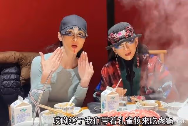 楊麗萍打破「不吃肉」禁忌,長指甲用筷子輕鬆自如,近照暴瘦引擔憂