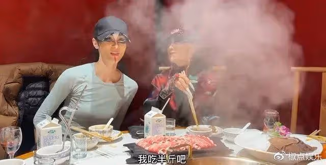 楊麗萍打破「不吃肉」禁忌,長指甲用筷子輕鬆自如,近照暴瘦引擔憂