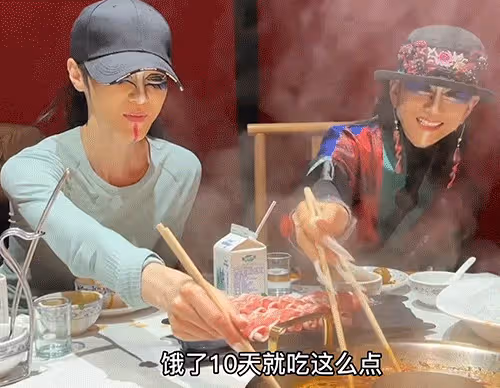 楊麗萍打破「不吃肉」禁忌,長指甲用筷子輕鬆自如,近照暴瘦引擔憂