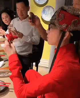 楊麗萍打破「不吃肉」禁忌,長指甲用筷子輕鬆自如,近照暴瘦引擔憂