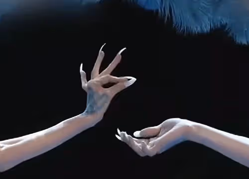 楊麗萍打破「不吃肉」禁忌,長指甲用筷子輕鬆自如,近照暴瘦引擔憂