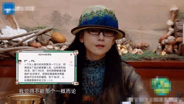 楊麗萍打破「不吃肉」禁忌,長指甲用筷子輕鬆自如,近照暴瘦引擔憂