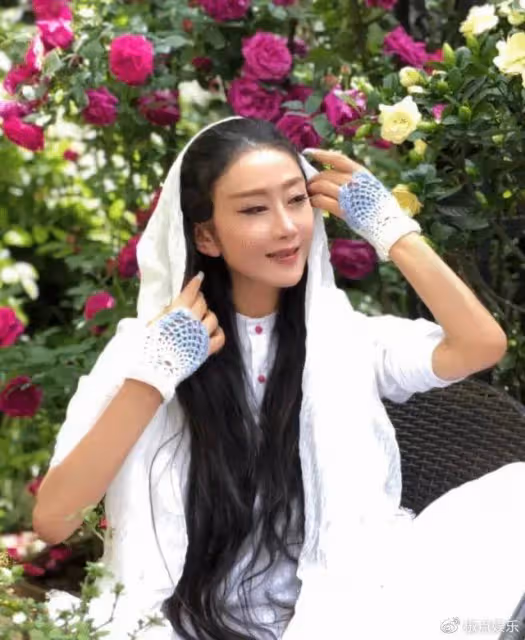 楊麗萍打破「不吃肉」禁忌,長指甲用筷子輕鬆自如,近照暴瘦引擔憂