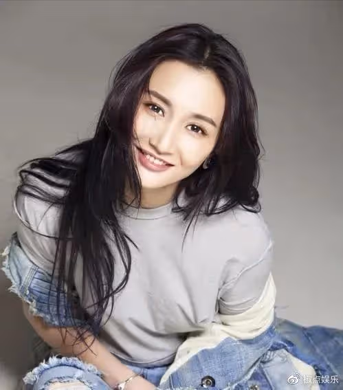 他和繼母親如姐弟，和多名女星關係曖昧：有錢真的可以為所欲為嗎？