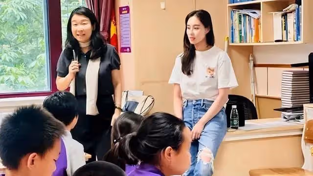 何超欣現身清華附小上課！她是賭王最愛的幼女，只因長相像利智？