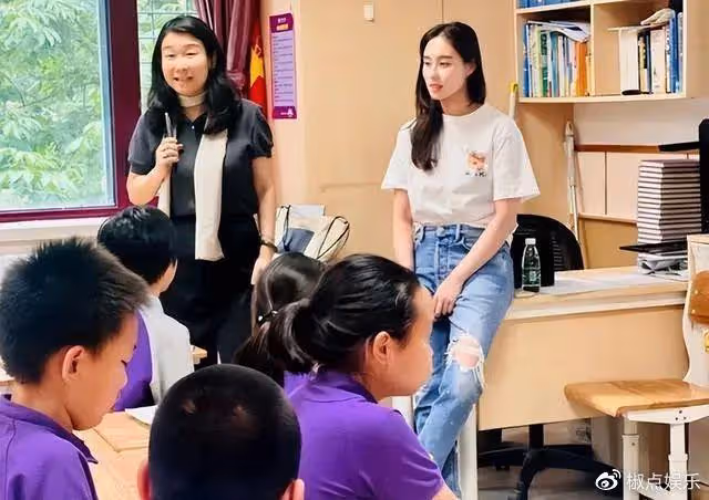 何超欣現身清華附小上課!她是賭王最愛的幼女,只因長相像利智?