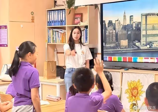 何超欣現身清華附小上課!她是賭王最愛的幼女,只因長相像利智?