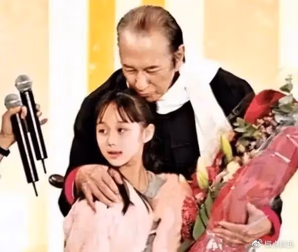 何超欣現身清華附小上課!她是賭王最愛的幼女,只因長相像利智?