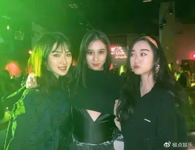 何超欣現身清華附小上課!她是賭王最愛的幼女,只因長相像利智?