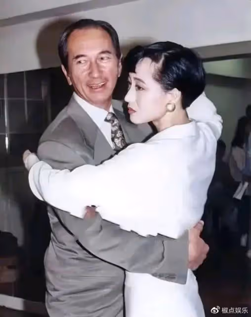 何超欣現身清華附小上課!她是賭王最愛的幼女,只因長相像利智?