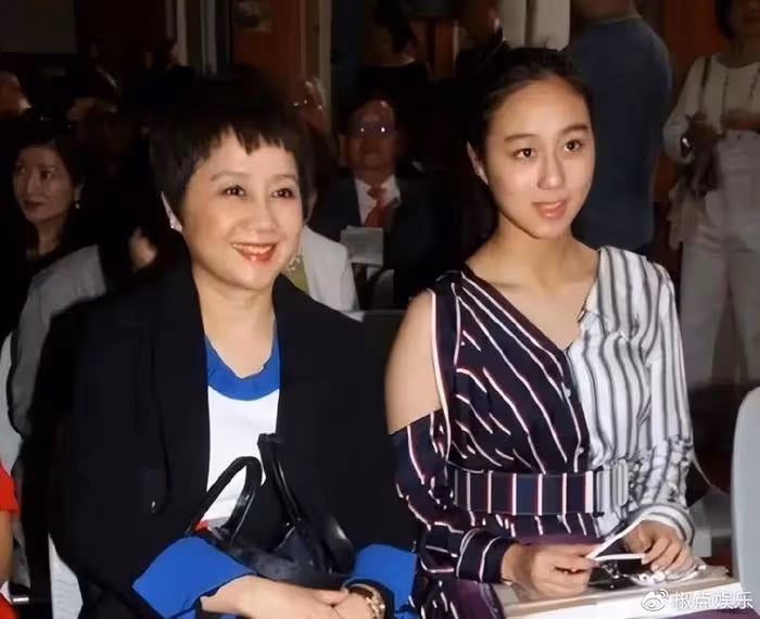 何超欣現身清華附小上課!她是賭王最愛的幼女,只因長相像利智?