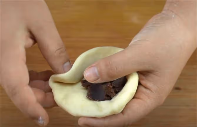 豆沙包新做法，不用烤箱不用電餅鐺，鍋里一扔，比買的還好吃