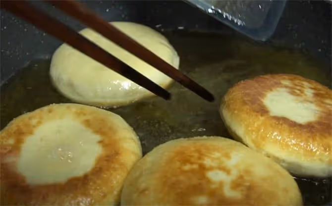 豆沙包新做法，不用烤箱不用電餅鐺，鍋里一扔，比買的還好吃