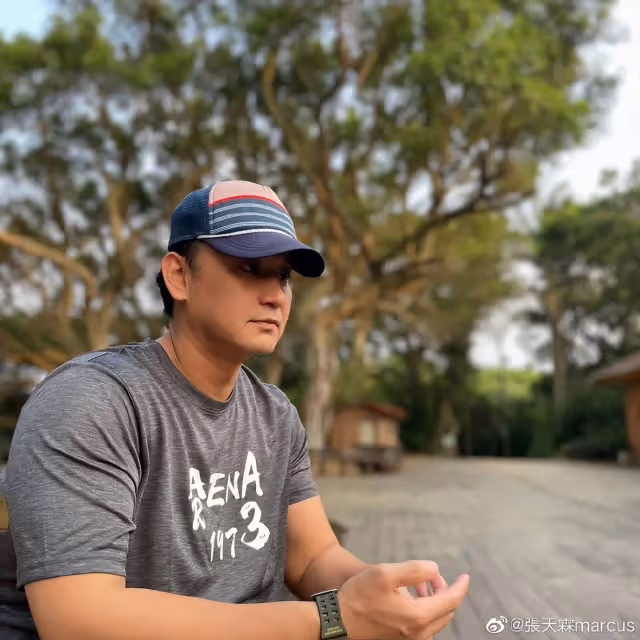 45歲歐雅若大方認愛,現身《某某》開機儀式,羞曝17年好友變戀人