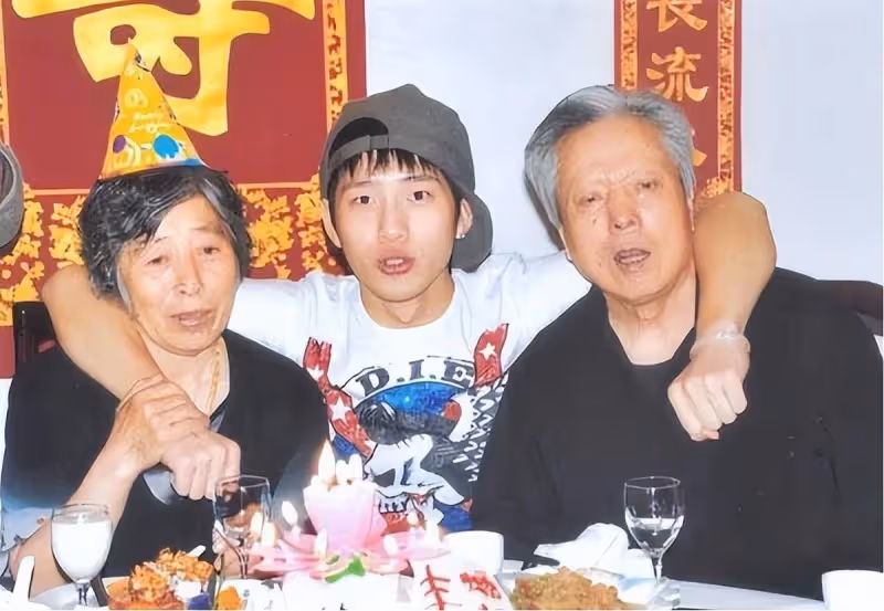 經曆堪比電視劇！井柏然出生28天被拋棄，爺爺奶奶將其養大，爆紅後父母前來相認