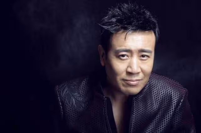 他由大25歲姐姐喂奶長大,8個哥哥姐姐供他上學,成名後幫助全家