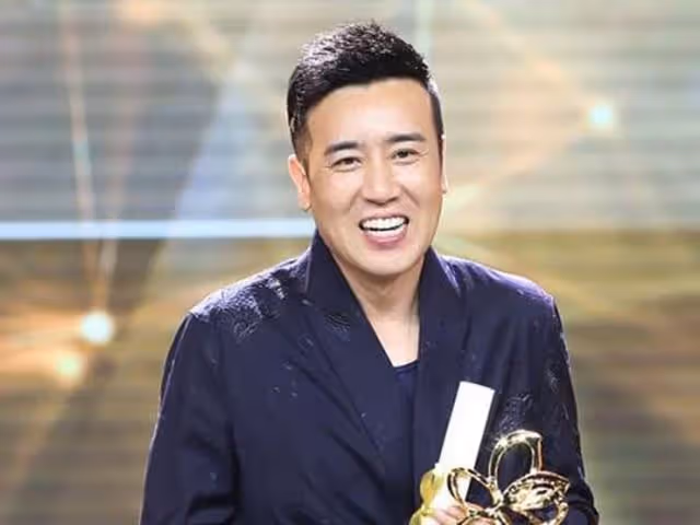 他由大25歲姐姐喂奶長大,8個哥哥姐姐供他上學,成名後幫助全家