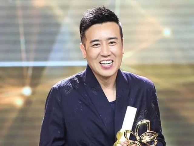 他由大25歲姐姐喂奶長大，8個哥哥姐姐供他上學，成名後幫助全家