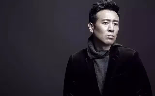 他由大25歲姐姐喂奶長大,8個哥哥姐姐供他上學,成名後幫助全家