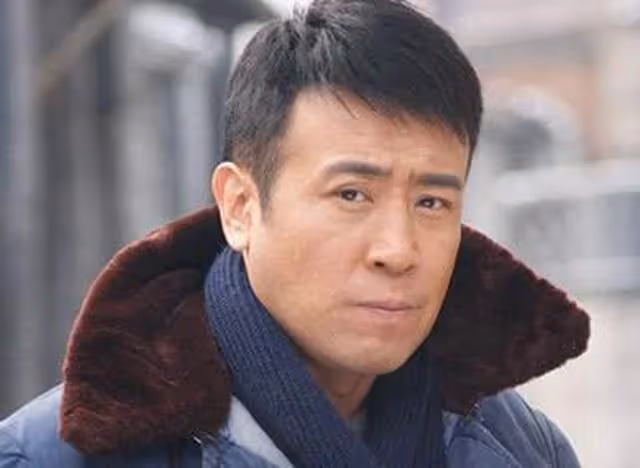 他由大25歲姐姐喂奶長大,8個哥哥姐姐供他上學,成名後幫助全家