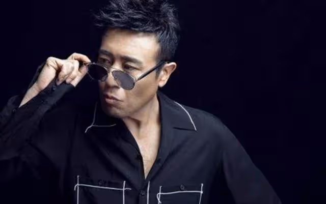 他由大25歲姐姐喂奶長大,8個哥哥姐姐供他上學,成名後幫助全家
