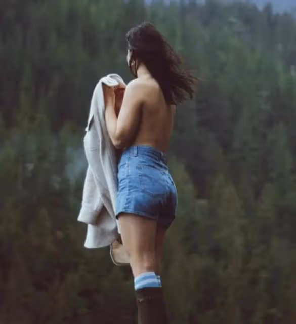 鍾麗緹長女穿比基尼秀豐滿身材,寫真小腹圓滾滾,滿臉雀斑不p圖