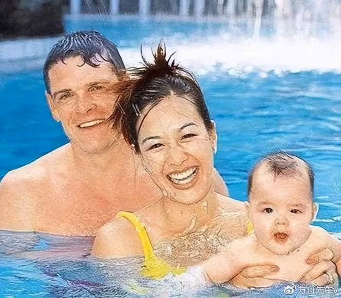 鍾麗緹長女穿比基尼秀豐滿身材,寫真小腹圓滾滾,滿臉雀斑不p圖