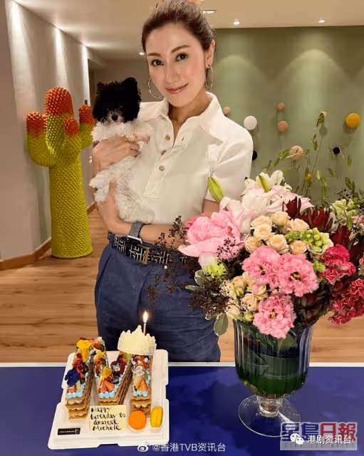 李嘉欣60歲親姐激罕露面!簡約白Tee不像花甲之齡