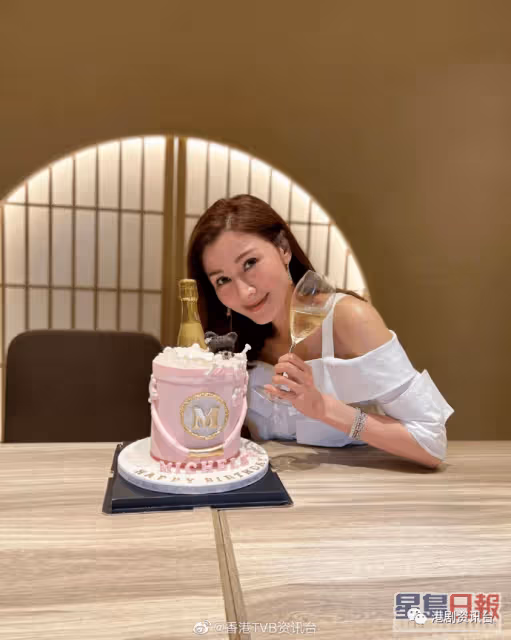 李嘉欣60歲親姐激罕露面!簡約白Tee不像花甲之齡