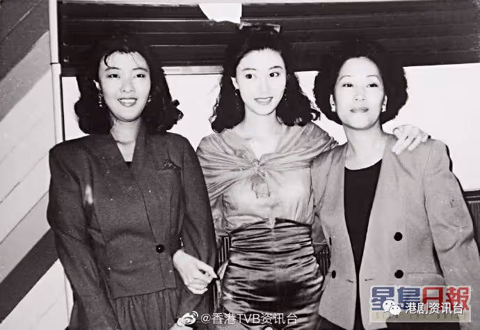 李嘉欣60歲親姐激罕露面!簡約白Tee不像花甲之齡