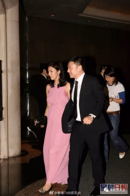 李嘉欣60歲親姐激罕露面！簡約白Tee不像花甲之齡
