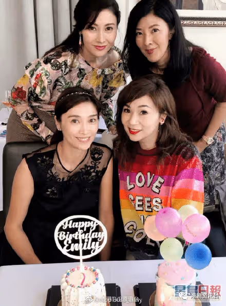 李嘉欣60歲親姐激罕露面！簡約白Tee不像花甲之齡